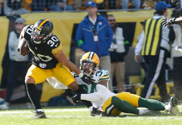 Jaylen Warren runs through the Packers' secondary